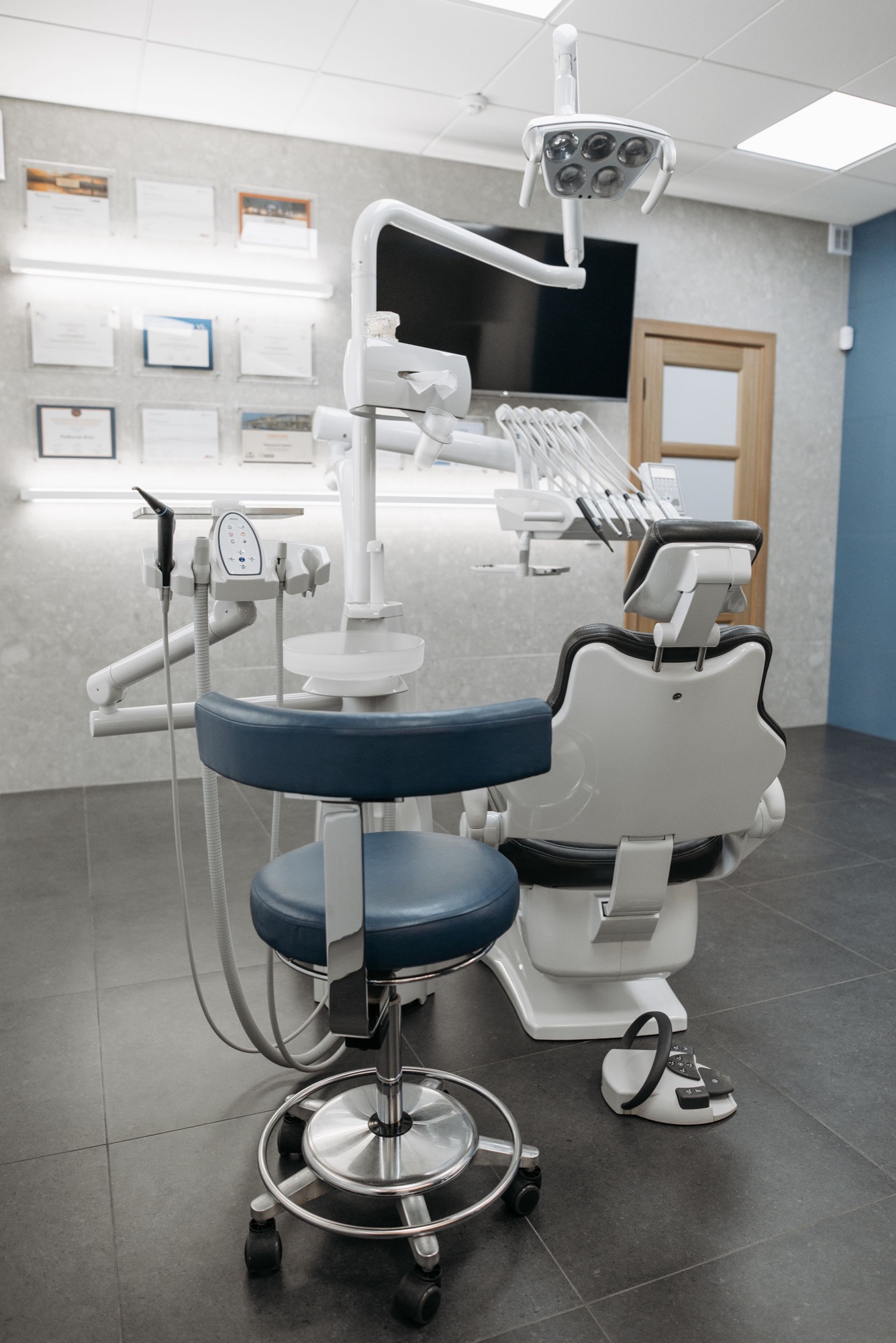 Dental unit and screen in a modern treatment room